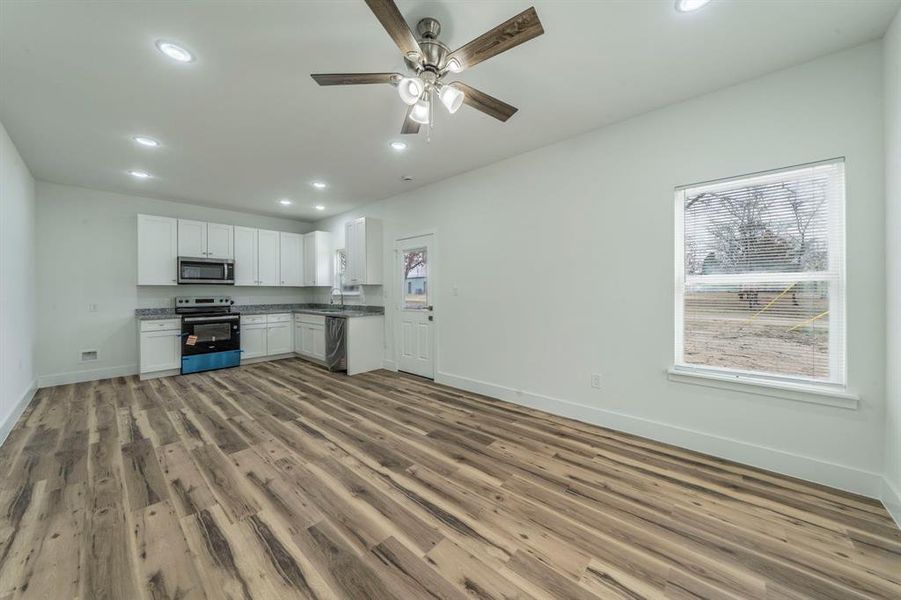 Spacious, unfurnished interior of a new home in , Log Cabin (Image 8).