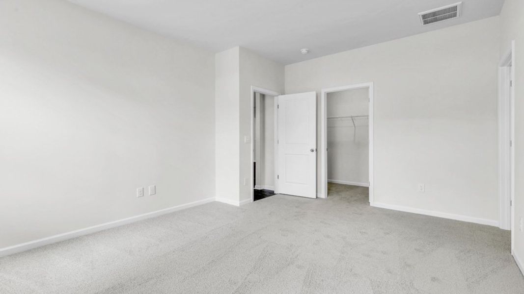 Spacious, unfurnished interior of a new home in Villa Grande, Winterville (Image 29).