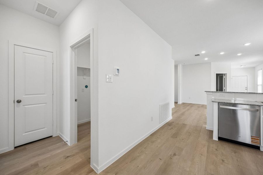Spacious, unfurnished interior of a new home in Stokesbury, Waller (Image 16).