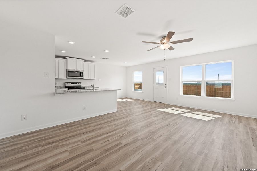 Spacious, unfurnished interior of a new home in , Lytle (Image 9).