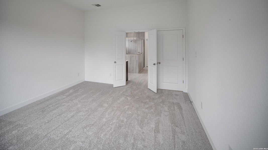 Spacious, unfurnished interior of a new home in Ladera, San Antonio (Image 27).