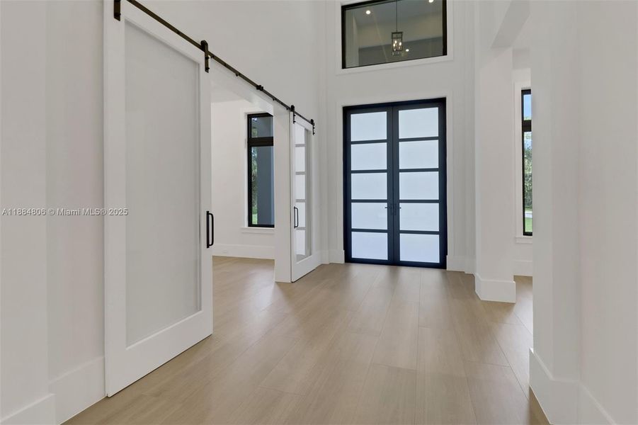 Spacious, unfurnished interior of a new home in , Naples (Image 17).