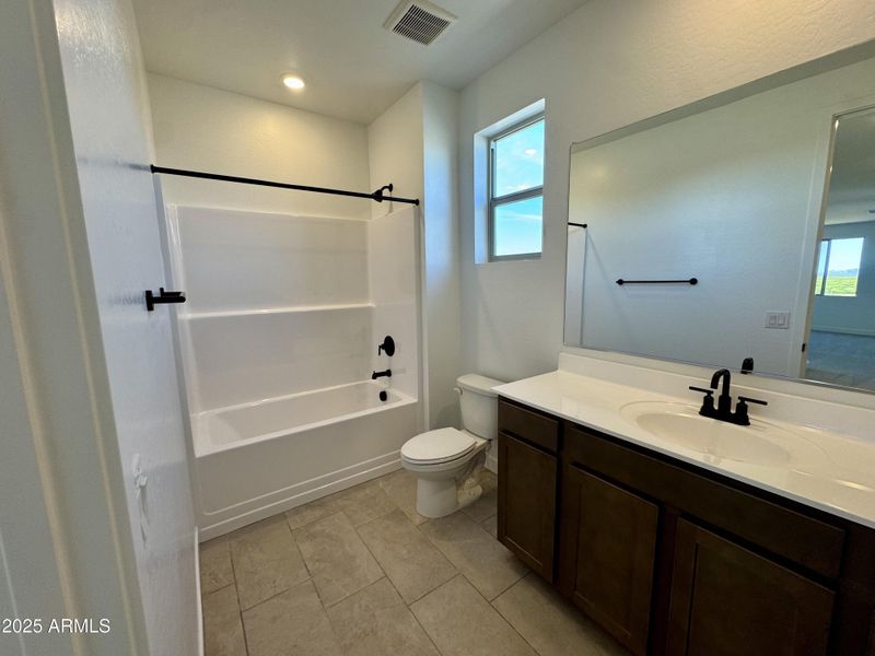 Upstairs Full Bathroom