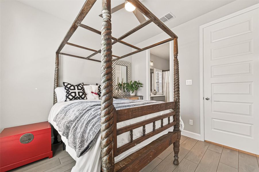 (Note: Photo is staged; property is currently vacant.) (Note: Photo is staged; property is currently vacant.)