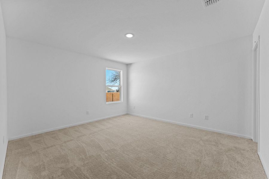 Spacious, unfurnished interior of a new home in Friendship Oaks, Fredericksburg (Image 17).