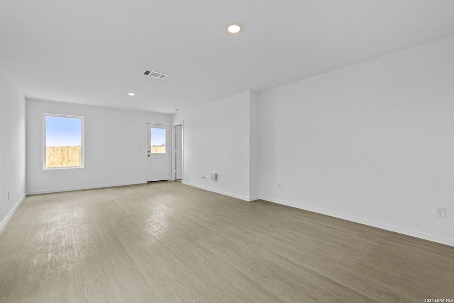 Spacious, unfurnished interior of a new home in Spring Grove, St. Hedwig (Image 14).
