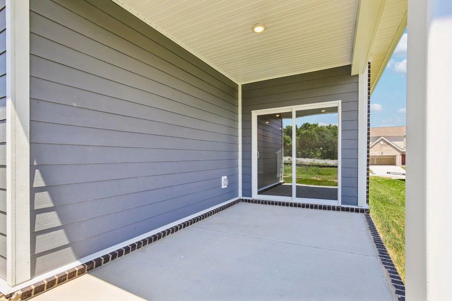 Exterior details and patio area of a home in Cades Bluff, Lebanon (Image 3).
