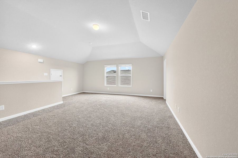 Spacious, unfurnished interior of a new home in Winding Brook, San Antonio (Image 34).