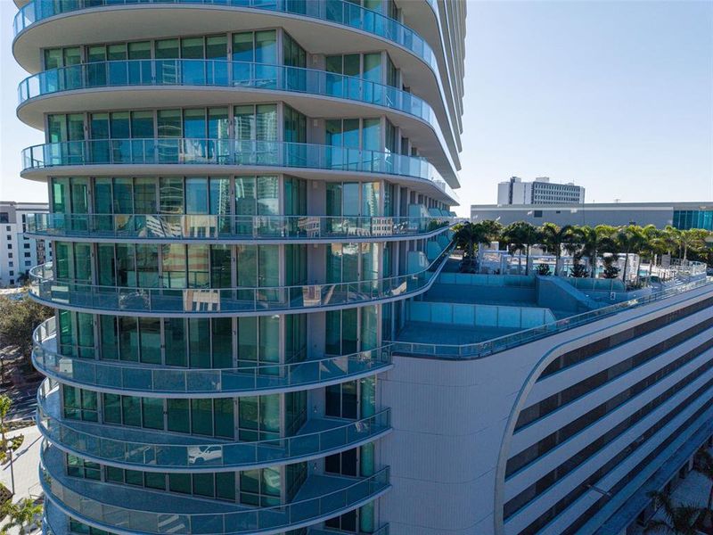 Condo located in St. Petersburg, FL showcasing its design and architecture (Image 39).