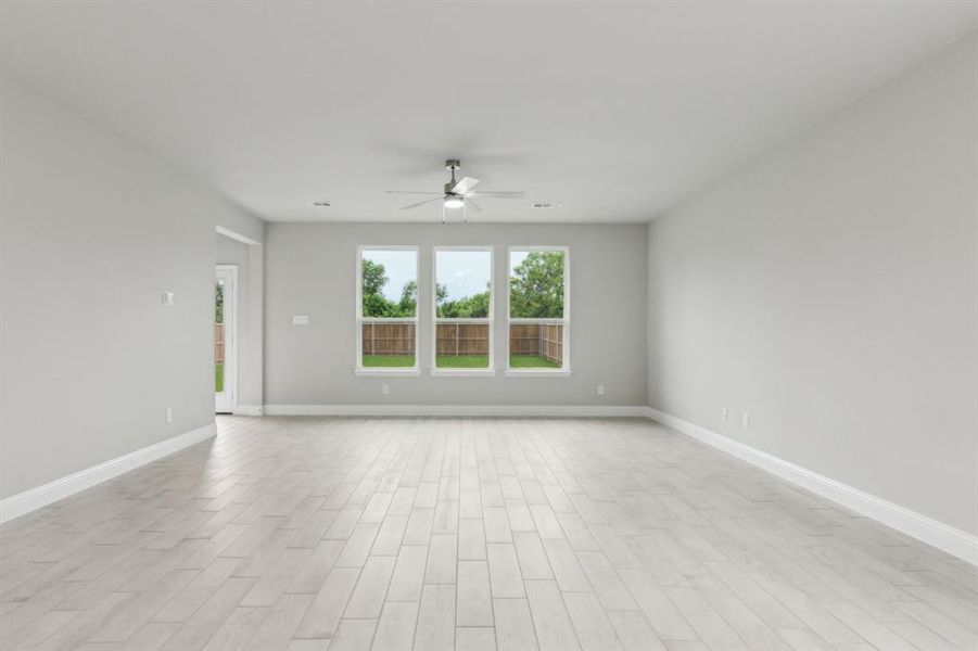 Spacious, unfurnished interior of a new home in Santorini, Seagoville (Image 15).