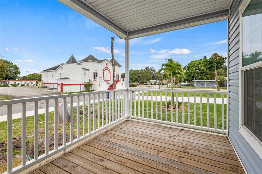 Exterior details and patio area of a home in , Fort Pierce (Image 18).