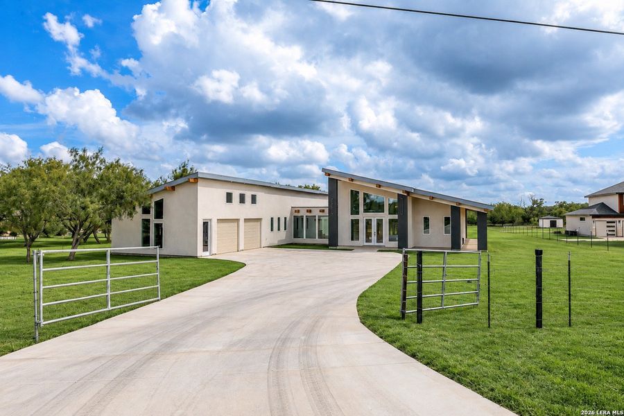 Community amenities in , Von Ormy (Image 20).