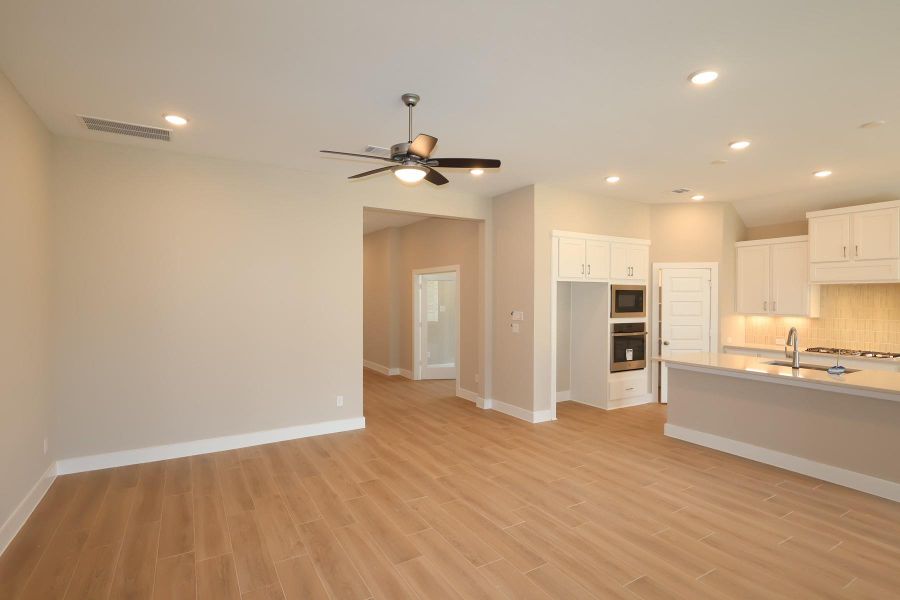 Spacious, unfurnished interior of a new home in Clopton Farms, Montgomery (Image 9).