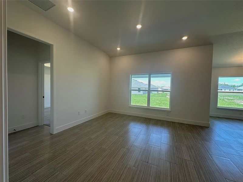 Spacious, unfurnished interior of a new home in Densan Park, Oxford (Image 13).