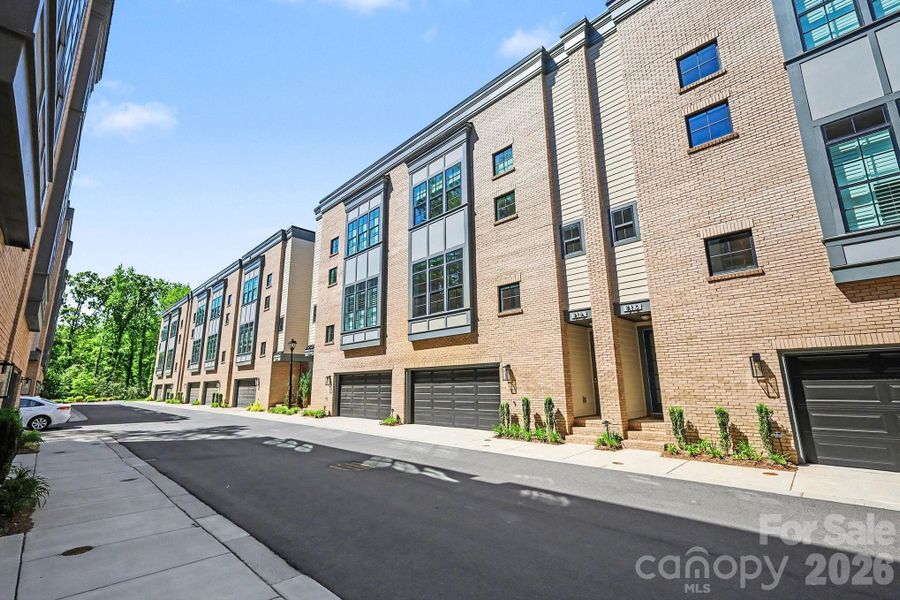 Condo located in Charlotte, NC showcasing its design and architecture (Image 4).