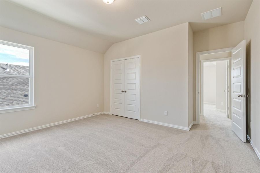 Spacious, unfurnished interior of a new home in Ellis Cove, Seabrook (Image 18).