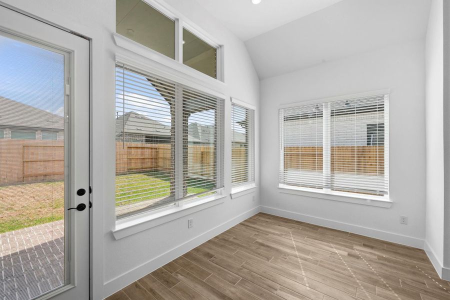 Spacious, unfurnished interior of a new home in Wood Leaf Reserve, Tomball (Image 16).