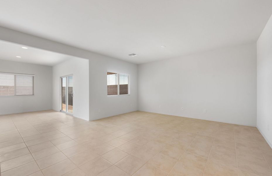 Spacious, unfurnished interior of a new home in El Rancho Santa Rosa, Maricopa (Image 20).
