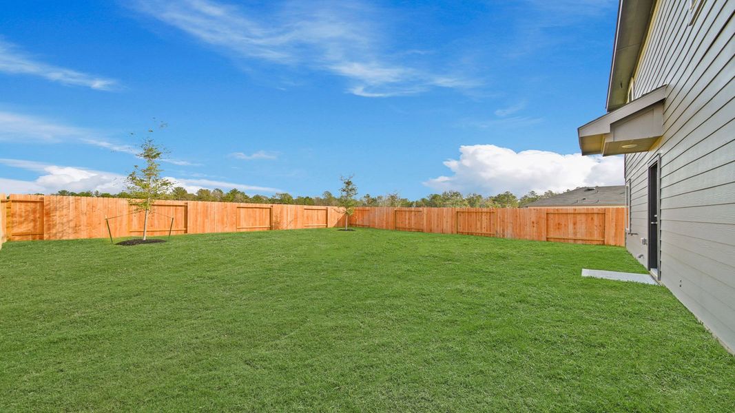 Exterior details and patio area of a home in Silverthorne, Conroe (Image 23).