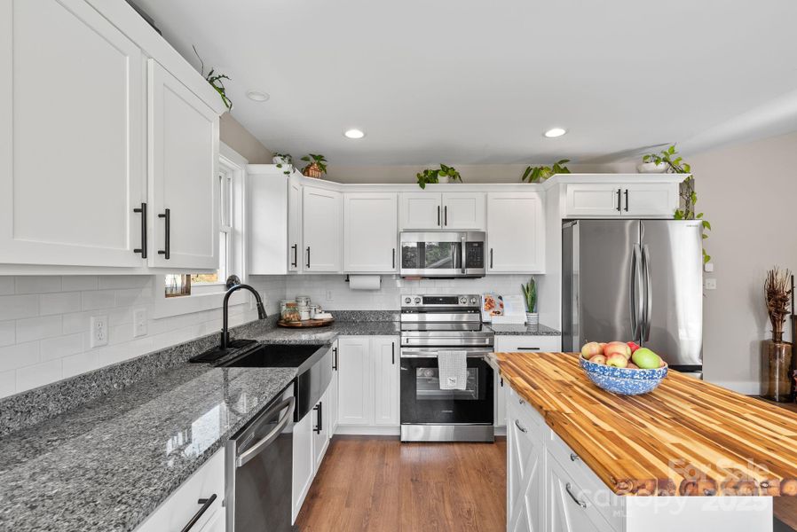 The local builder did a beautiful job providing lots of cabinetry in this kitchen. The local builder did a beautiful job providing lots of cabinetry in this kitchen.