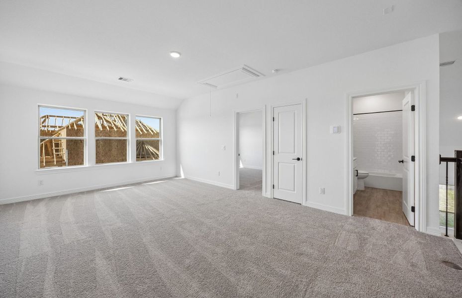 Spacious, unfurnished interior of a new home in Lago Mar, Texas City (Image 29).