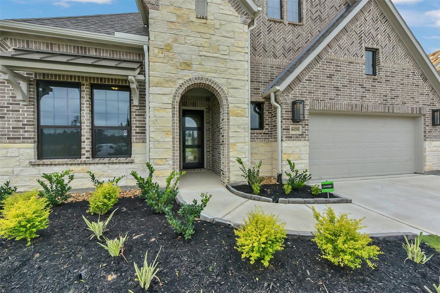 Exterior details and patio area of a home in Evergreen 55', Conroe (Image 25).