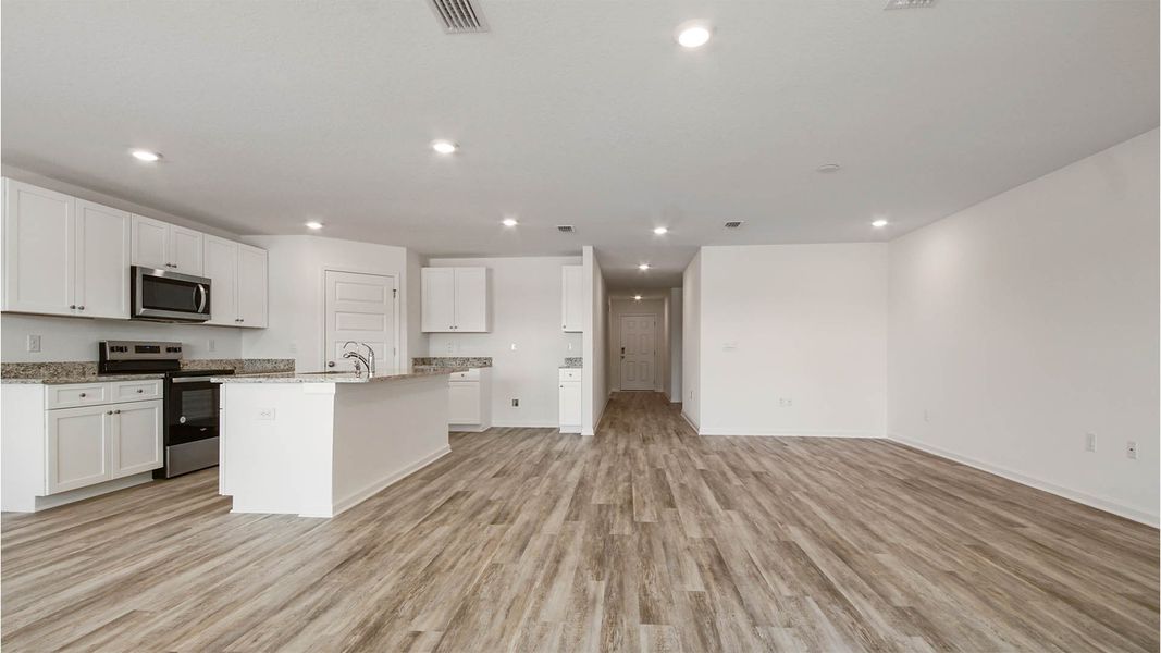 Representative unfurnished interior of a home built from the Ryder by D.R. Horton in Ashton Park Phase III, Freeport (Image 16).