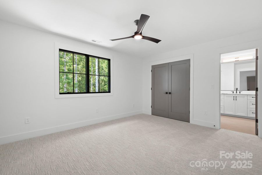 BR 3 shares a J&J bath with a tub