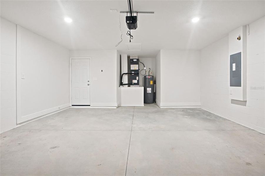 Spacious, unfurnished interior of a new home in , Ocala (Image 19).