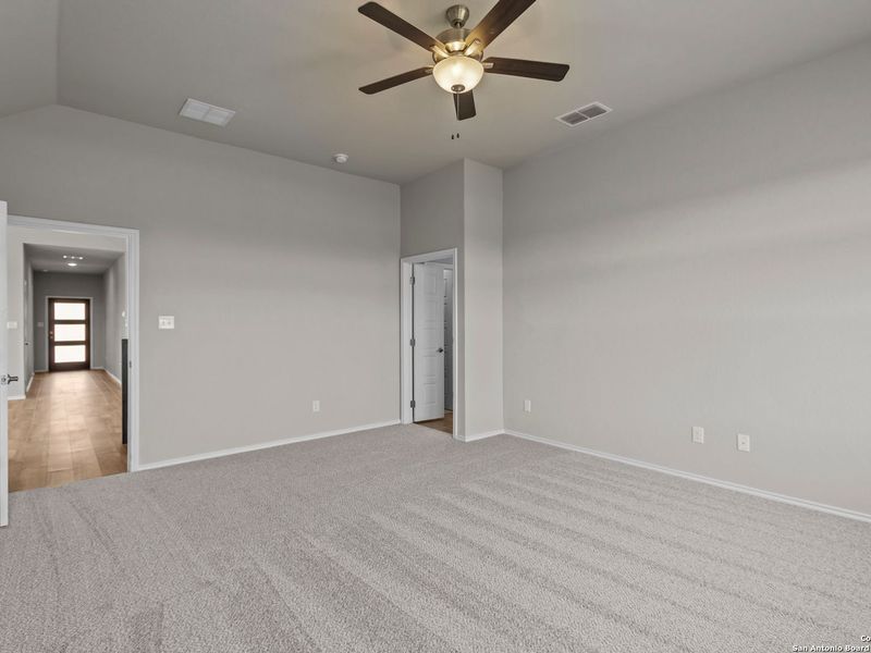 Spacious, unfurnished interior of a new home in Hannah Heights, Seguin (Image 24).