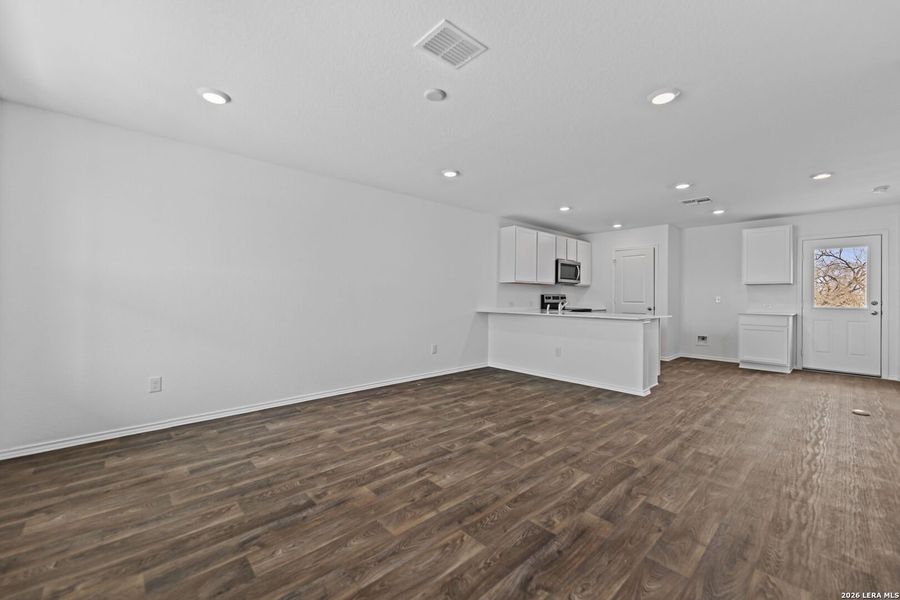 Spacious, unfurnished interior of a new home in Sonora, San Antonio (Image 20).