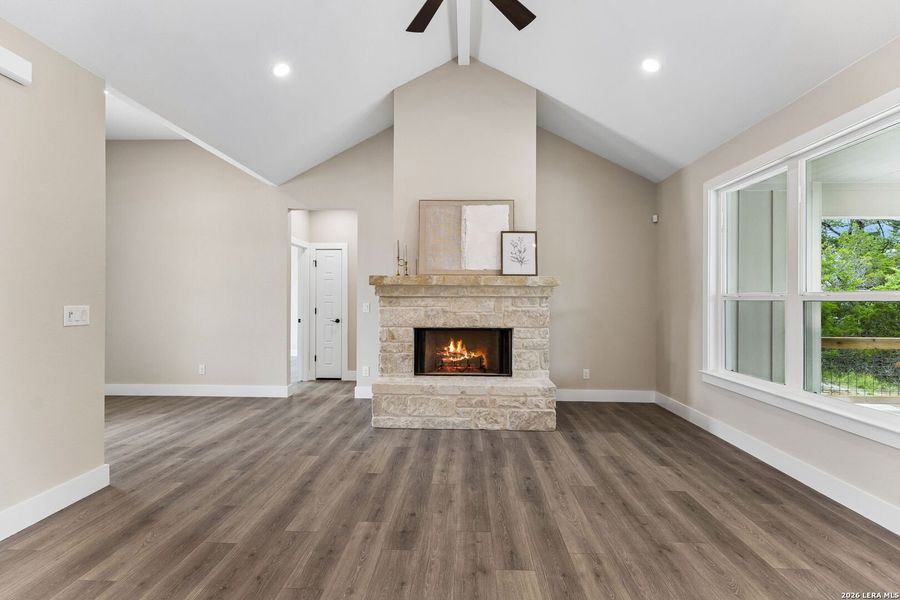 Spacious, unfurnished interior of a new home in , Canyon Lake (Image 15).
