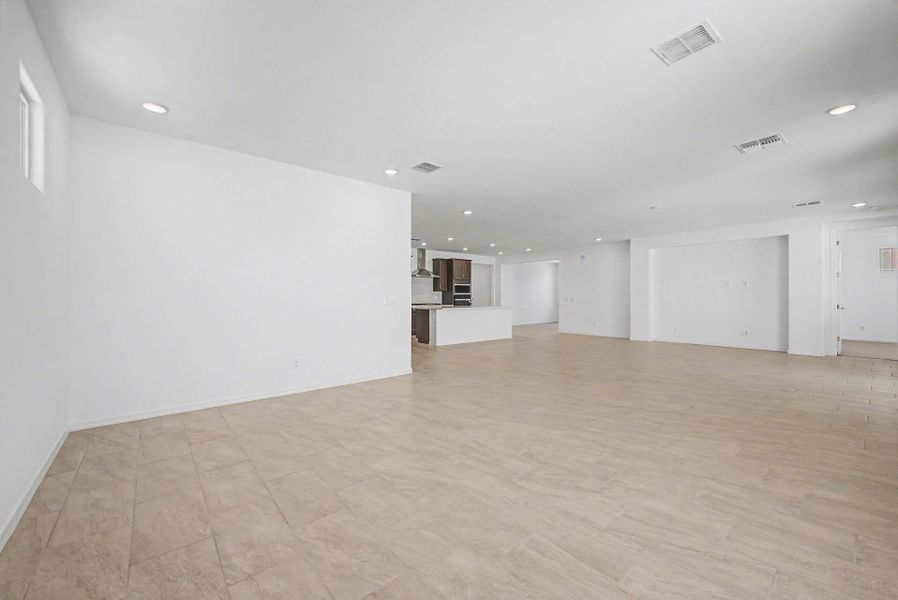Spacious, unfurnished interior of a new home in Las Ventanas, Goodyear (Image 12).