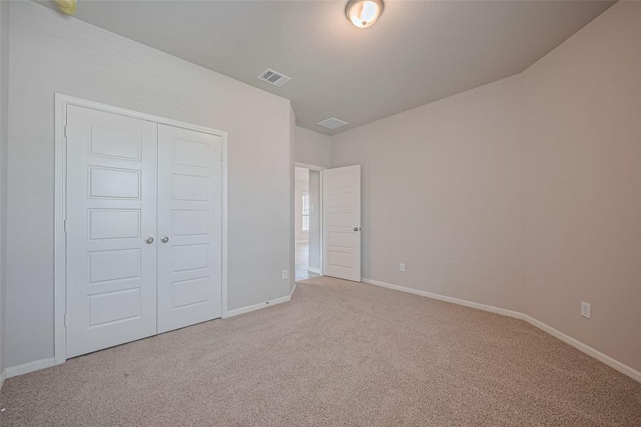Spacious, unfurnished interior of a new home in Sunterra, Katy (Image 15).