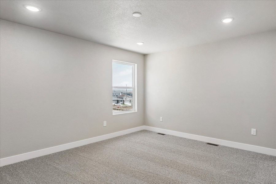 Spacious, unfurnished interior of a new home in Trails at Aspen Ridge-3, Colorado Springs (Image 25).
