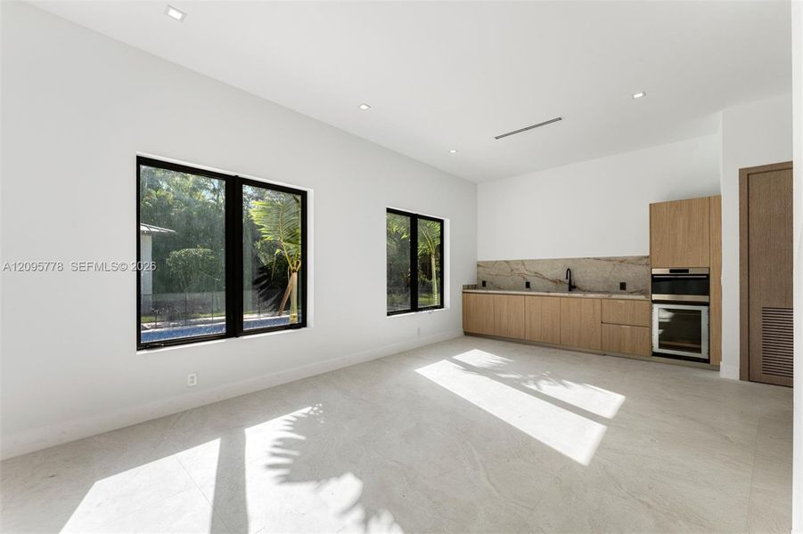 Spacious, unfurnished interior of a new home in , Pinecrest (Image 11).