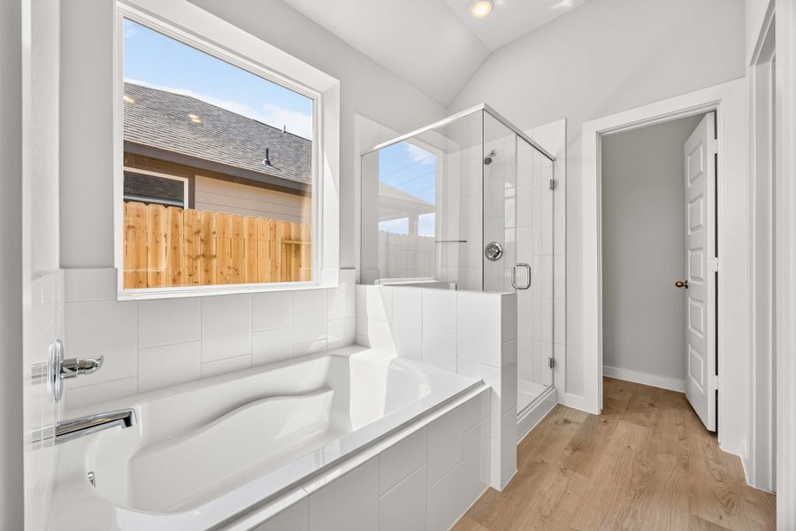 11925 Avian Avenue - Hawthorne - Primary Bathroom