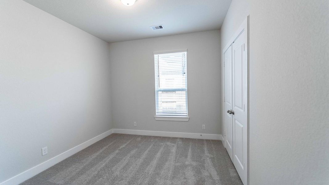 Spacious, unfurnished interior of a new home in Sunterra, Katy (Image 8).