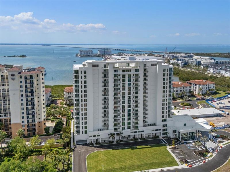 Condo located in Tampa, FL showcasing its design and architecture (Image 26).