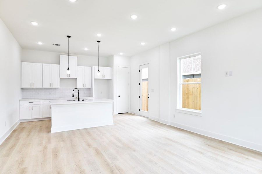 Spacious, unfurnished interior of a new home in , Houston (Image 13).