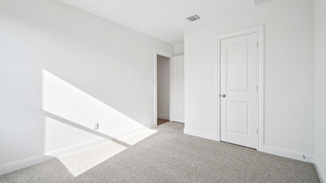 Spacious, unfurnished interior of a new home in Railhead, Cedar Creek (Image 23).