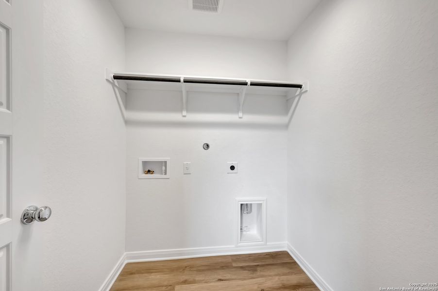 Spacious, unfurnished interior of a new home in Park Place, New Braunfels (Image 29).