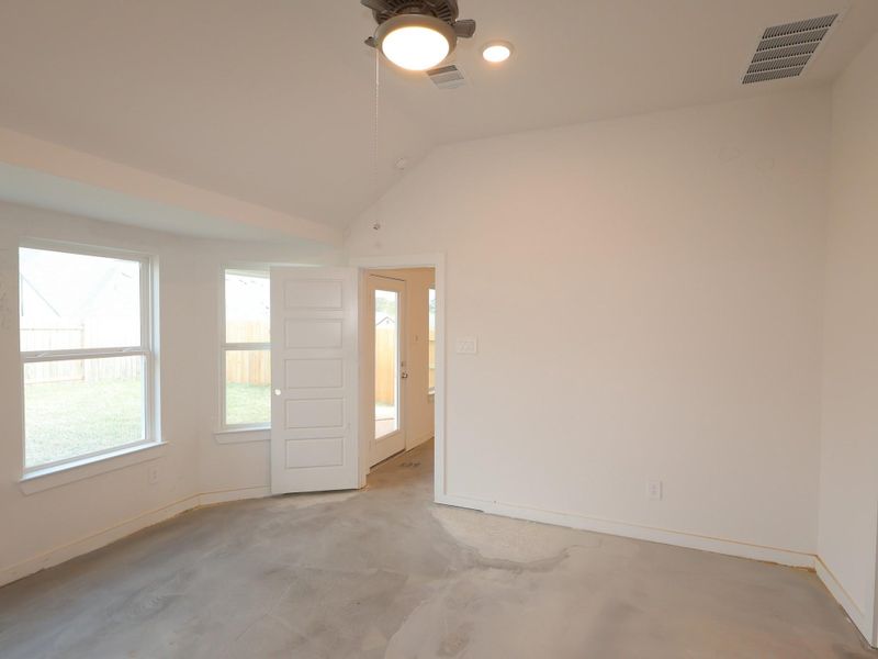 Spacious, unfurnished interior of a new home in Lone Star Landing, Montgomery (Image 11).