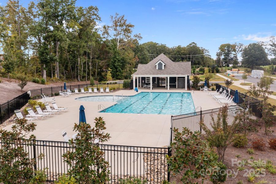 Community amenities in , Charlotte (Image 27).