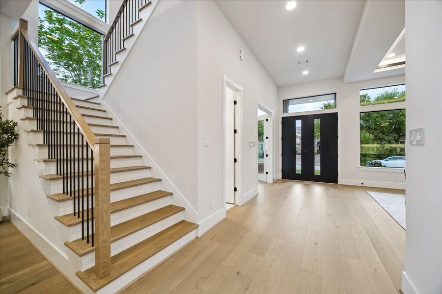 Spacious, unfurnished interior of a new home in , Bellaire (Image 19).