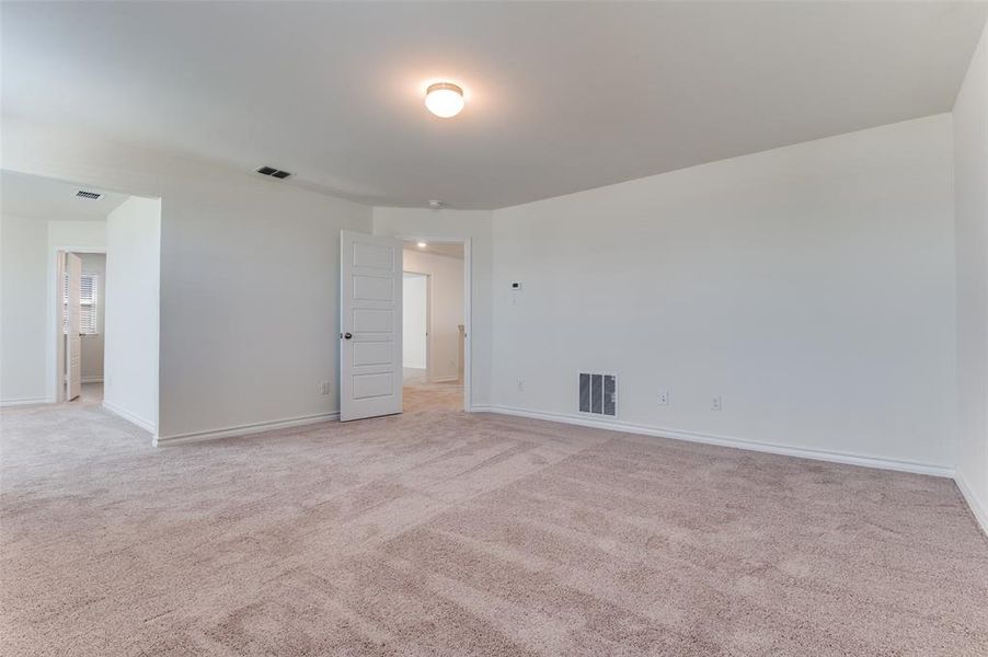 Spacious, unfurnished interior of a new home in Cottonwood Creek, Seagoville (Image 14).