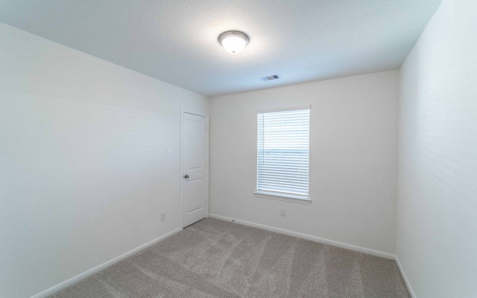 Spacious, unfurnished interior of a new home in Lago Mar, Texas City (Image 15).
