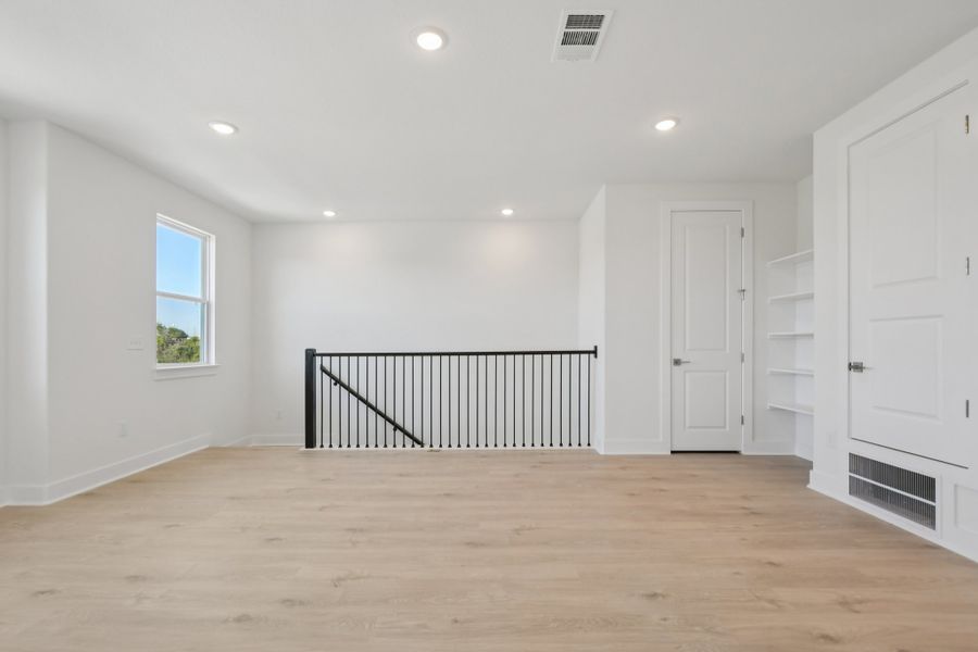 Spacious, unfurnished interior of a new home in Foxfield, Austin (Image 35).