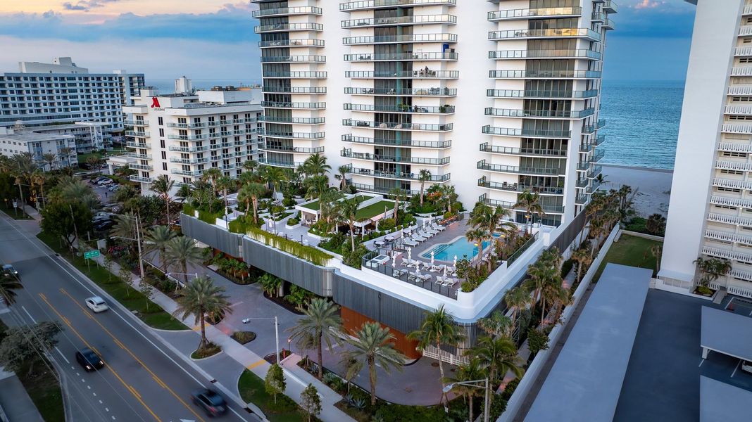 Condo located in Pompano Beach, FL showcasing its design and architecture (Image 2).