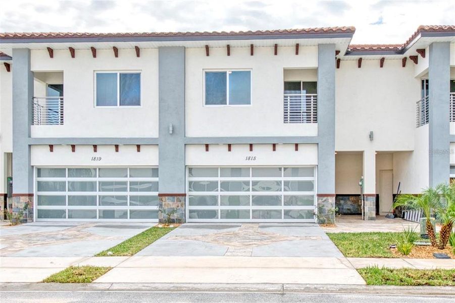 Condo located in Davenport, FL showcasing its design and architecture (Image 6).